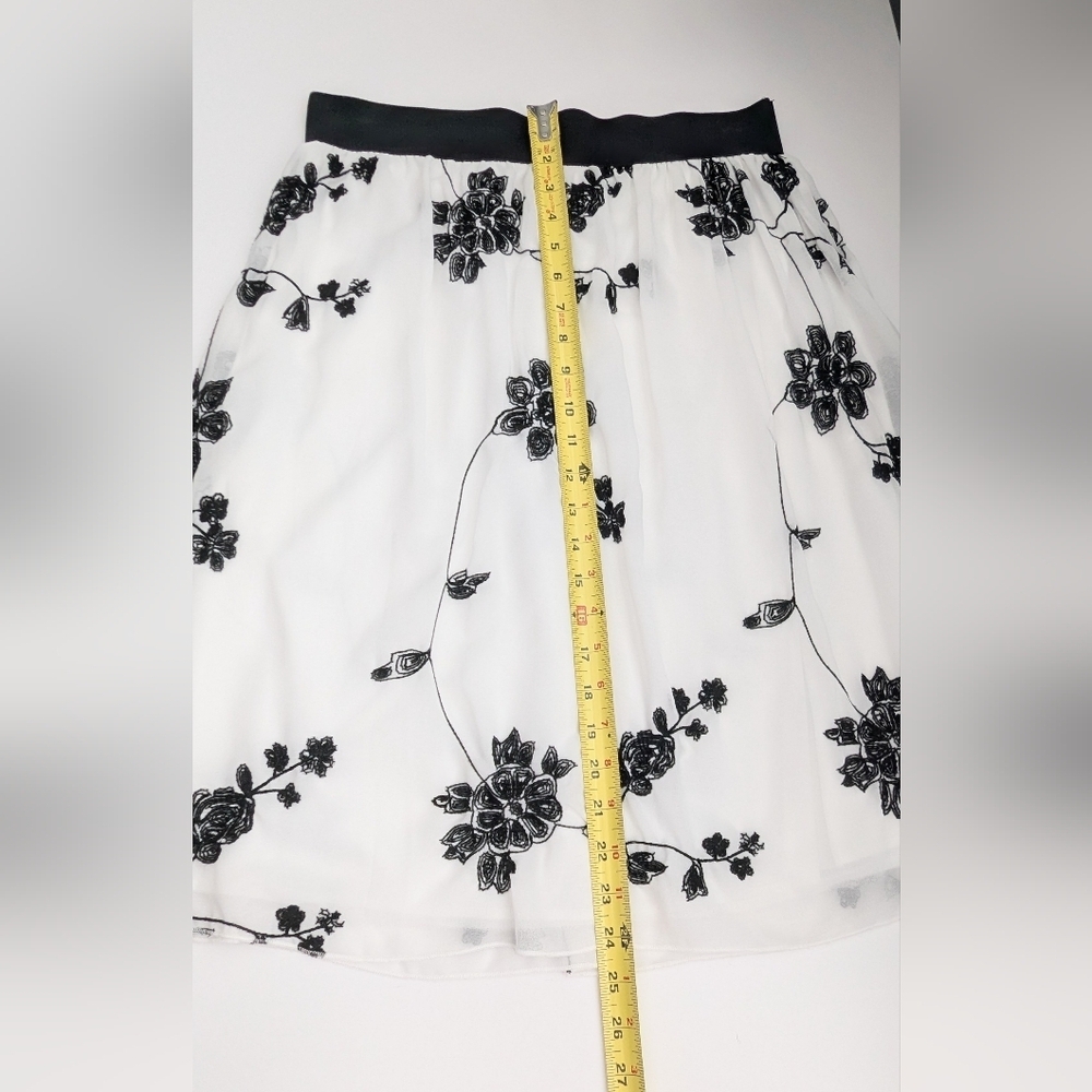 Women's (Size M) White Sheer Flowy A-Line Skirt w/Black Embroidered Florals - Picture 9 of 14
